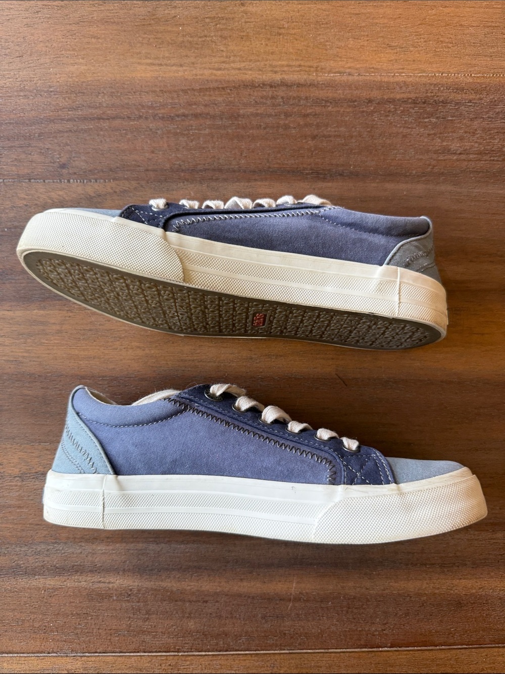 Taos Footwear Two-Tone Blue Canvas Lace-Up Women’s Sneakers Size 7 - Picture 4 of 10